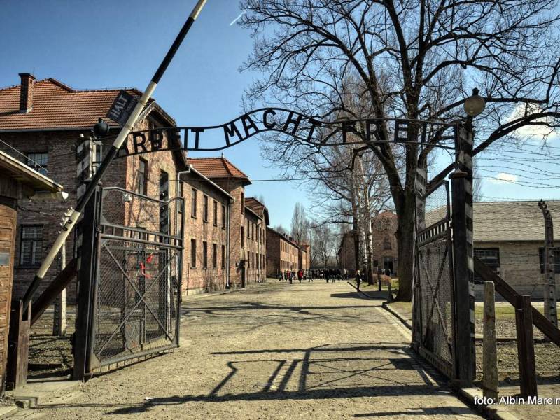 Państwowe Muzeum Auschwitz-Birkenau w Oświęcimiu Były niemiecki nazistowski obóz koncentracyjny i zagłady KL Auschwitz to jedno z najważniejszych miejsc pamięci na świecie. Utworzony przez niemieckich nazistów w 1940 roku, był największym ośrodkiem masowej eksterminacji podczas II wojny światowej. Dziś, jako muzeum i pomnik, upamiętnia miliony ofiar Holokaustu oraz przypomina o tragicznym dziedzictwie tego miejsca, ucząc o potrzebie szacunku, tolerancji i pokoju.